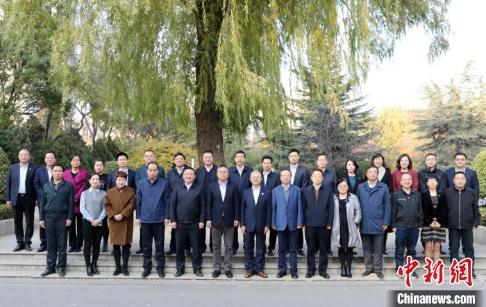 图为与会嘉宾合影。兰州大学供图